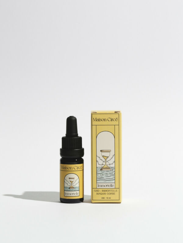 Huile de CBD à l'immortelle, avec sa boîte.